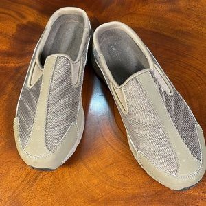 LADIES EASY-SPIRIT SLIP ON SHOE 👟 SIZE 7 LIGHT BEIGE/GREEN COLOR.